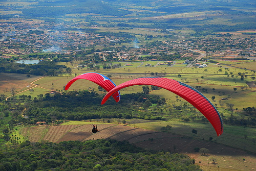 Parapente sobre a Serra de Jaraguá